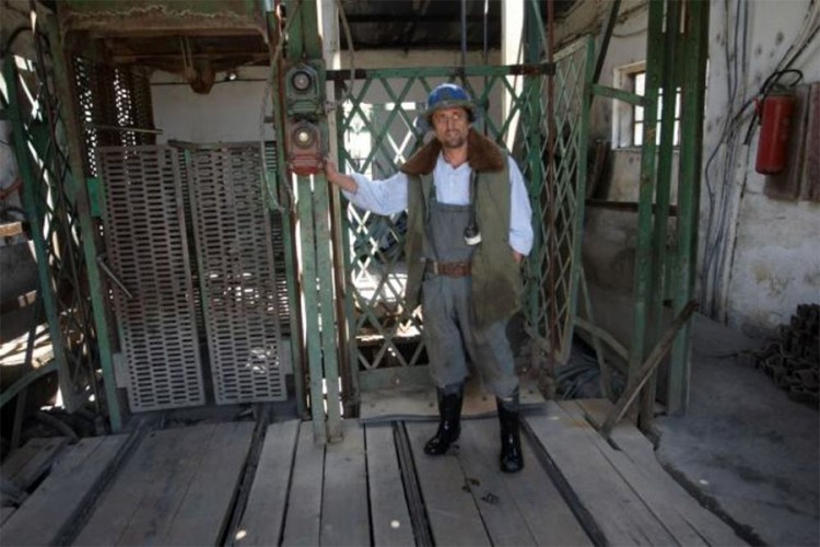 Lift s drvenim zupčanicima 93 godine spušta i izvlači rudare