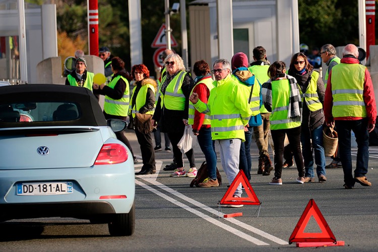U Holandiji nakon "žutih prsluka" na ulice izlaze i "crveni prsluci"