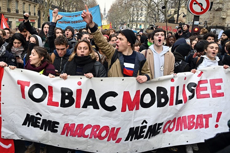 Protest srednjoškolaca u Francuskoj, policija upotrijebila suzavac u Parizu