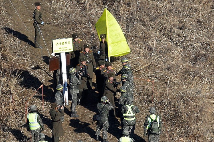 Vojnici Sjeverne i Južne Koreje prvi put prešli graničnu liniju