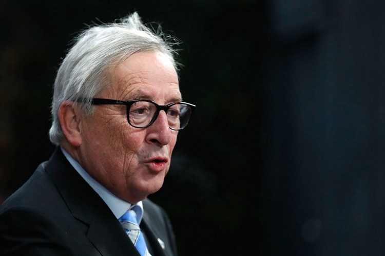 Junker snimljen kako mrsi kosu ženi na ulazu u sjedište Evropske komisije