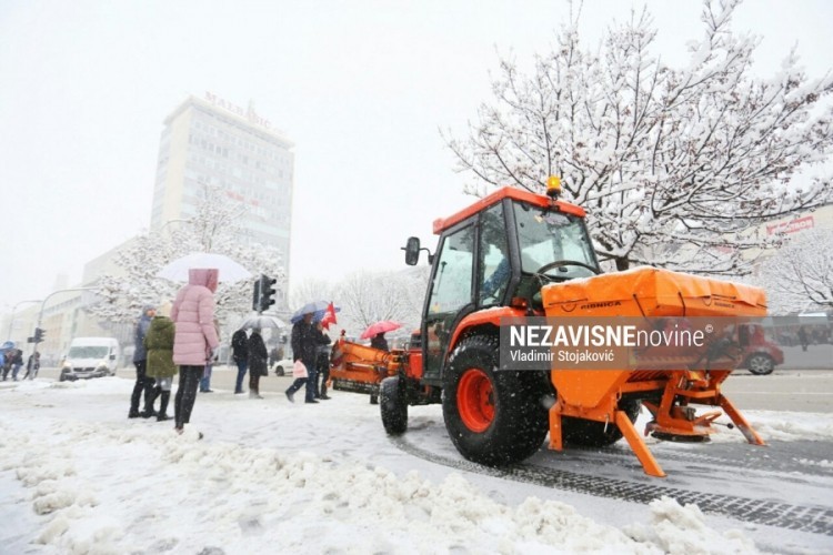 Snijeg otežava saobraćaj na putevima u BiH