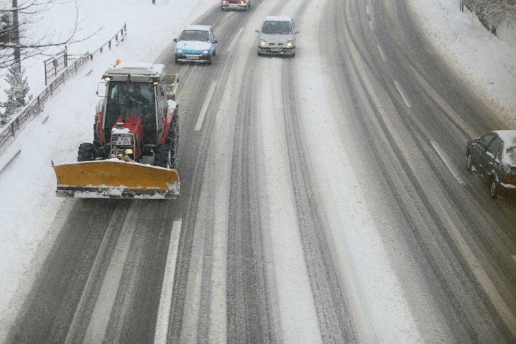 Vozači oprez: Otežan saobraćaj zbog snijega i poledice