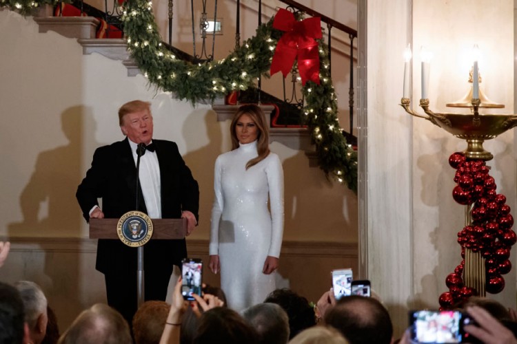 Čudna božićna fotografija Donalda i Melanije Tramp