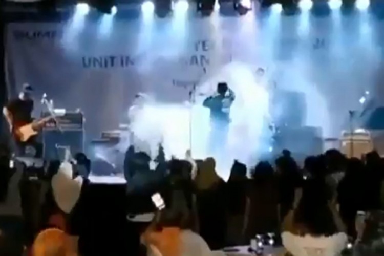 Snimljen trenutak kada je cunami "zbrisao" publiku na koncertu u Indoneziji