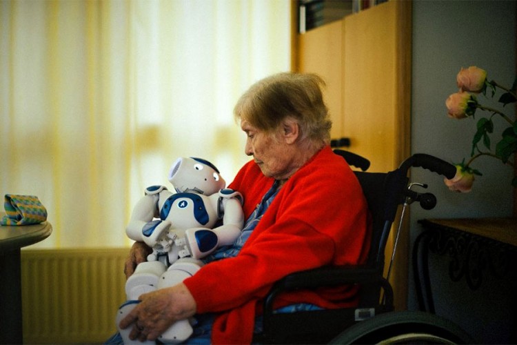 Robot brine o ljudima u staračkom domu, oni se vezali za njega