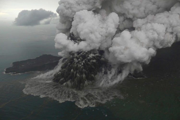Vulkan u Indoneziji ključa, strah od novog cunamija