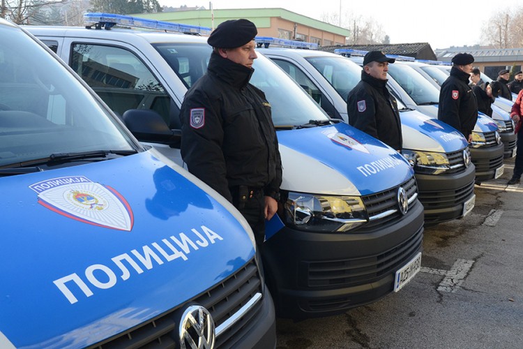 Policija dobila 15 kombija za efikasniju borbu protiv migrantske krize