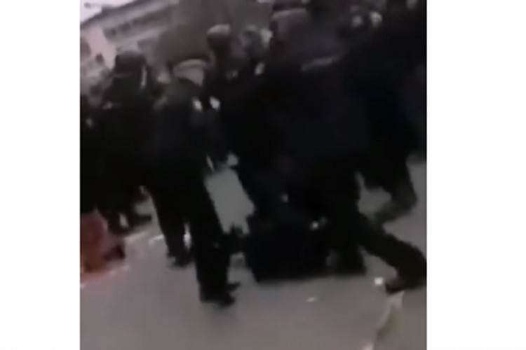 PU Banjaluka: Utvrđujemo identitet policajca koji je šutirao građanku