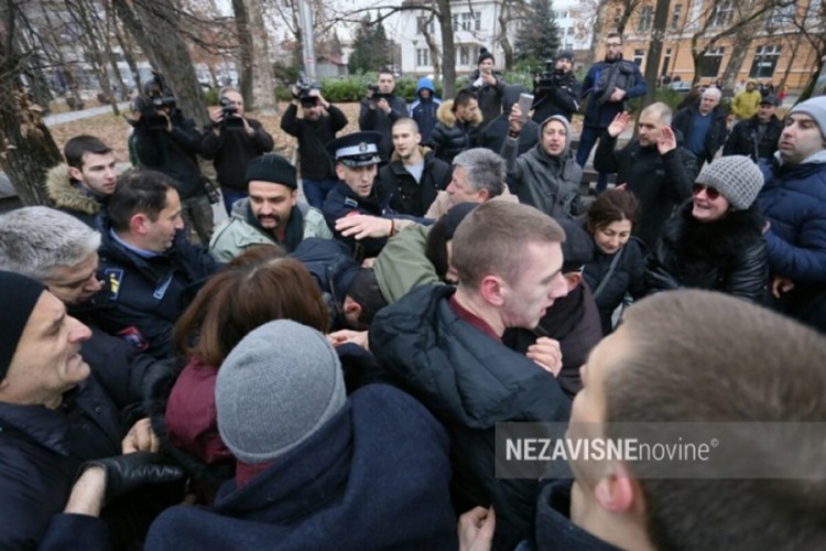 Pet osoba privedeno zbog napada na policiju na Trgu Krajine