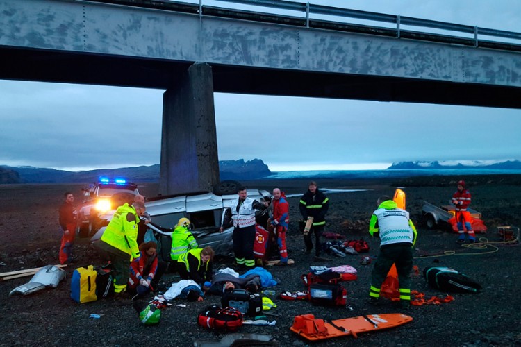 Automobil pao s mosta na Islandu, troje mrtvih