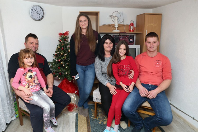 "Nezavisne" u novogodišnjoj posjeti višečlanoj porodici Topić u Čelincu