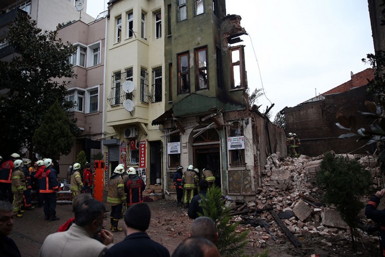 Srušila se zgrada u Istanbulu, izvučena dva tijela