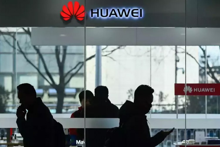 Huawei kaznio dvojicu zaposlenih, objavili čestitku sa iPhonea