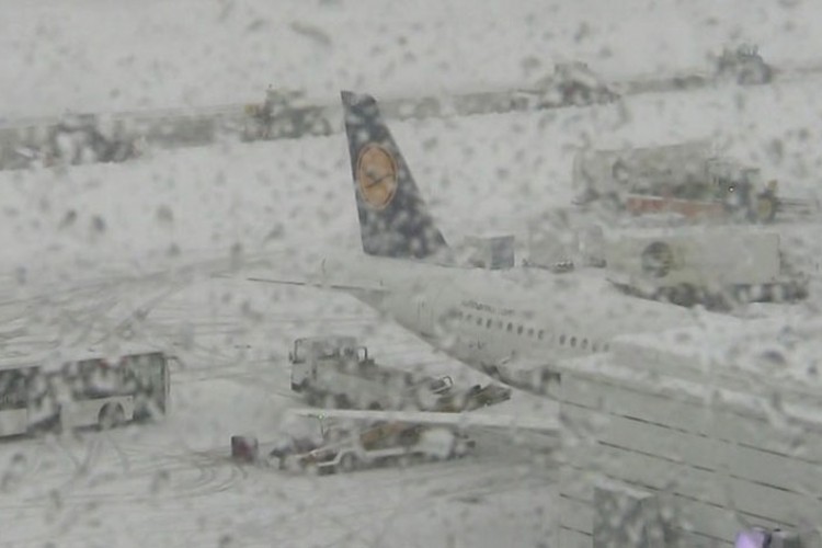 Snijeg izazvao haos u NjemaÄkoj i Austriji, otkazane stotine letova