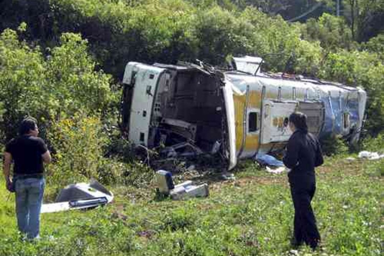 Autobus se survao u klisuru, poginuli vozač i šest učenika