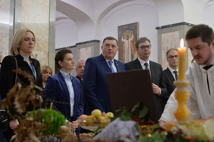 Nakon unošenja Badnjaka, Vučić sa predstavnicima Srba iz regiona