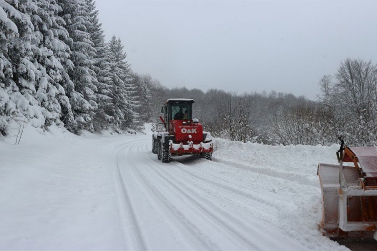 Zameteni snijegom svi planinski lokalni putevi u Srebrenici