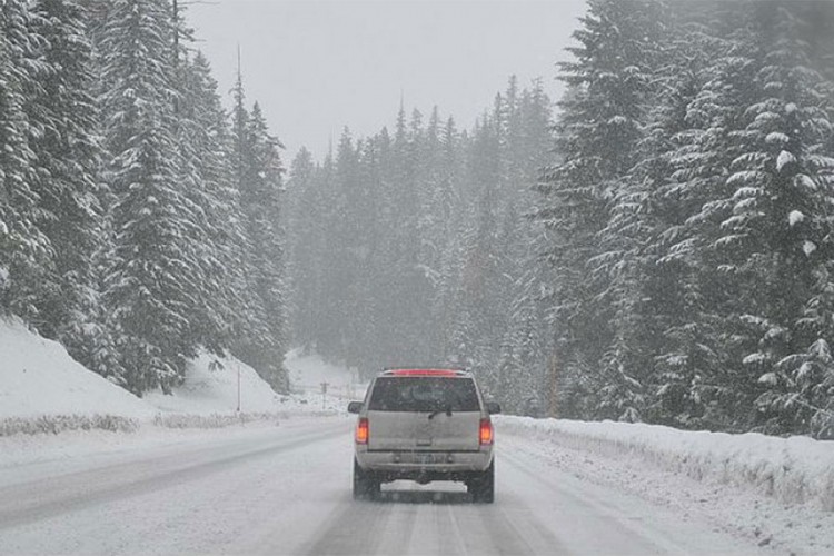 Saobraćaj otežan zbog snježnih padavina i poledice
