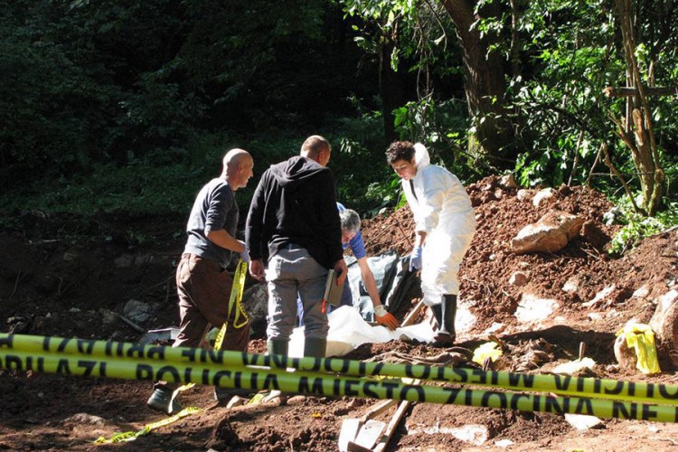 Nepoznata sudbina 6.586 nestalih u BiH: Svijeća i cvijeće na praznom grobu