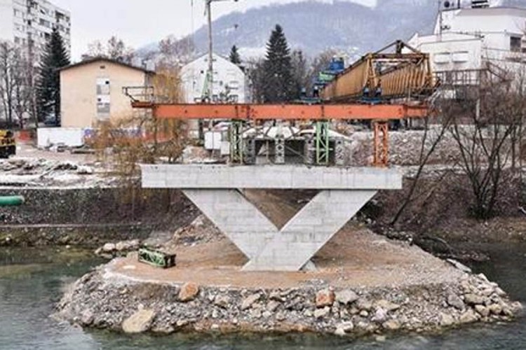 Postavljena četiri nosača za novi Zeleni most