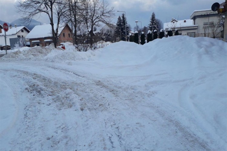 Trnovo: Snijeg 60 centimetara, ekipe na terenu