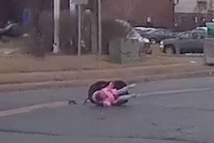 Dijete ispalo iz auta u pokretu, majka nastavila da vozi