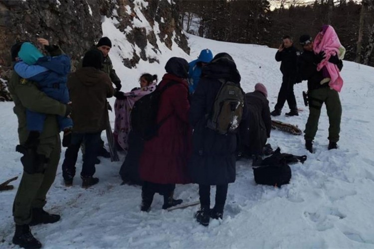 Na Plješevici spašeno 15 migranata, uključujući šestoro djece