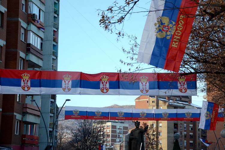 Sjever KiM okićen srpskim i ruskim zastavama i slikama Putina