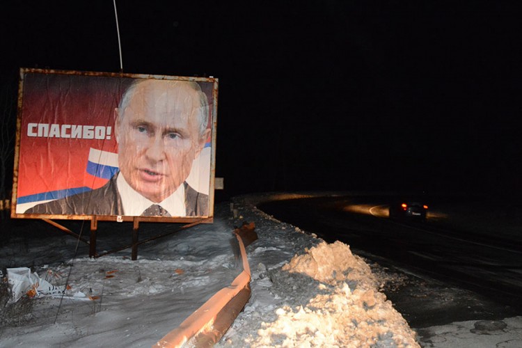 Bilborde sa Putinovim likom uništavaju na Kosovu