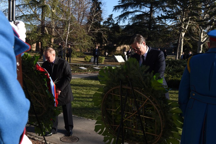 Vučić i Putin položili vijence na spomenike oslobodiocima