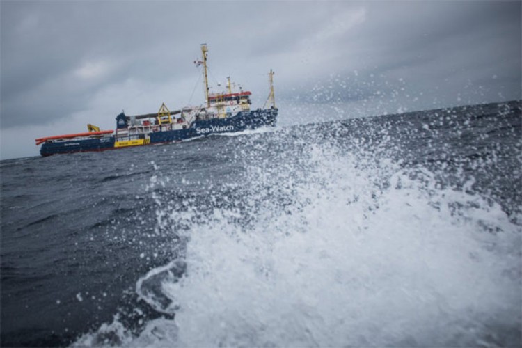 Brod s migrantima traži luku, nijedna zemlja ga ne prima