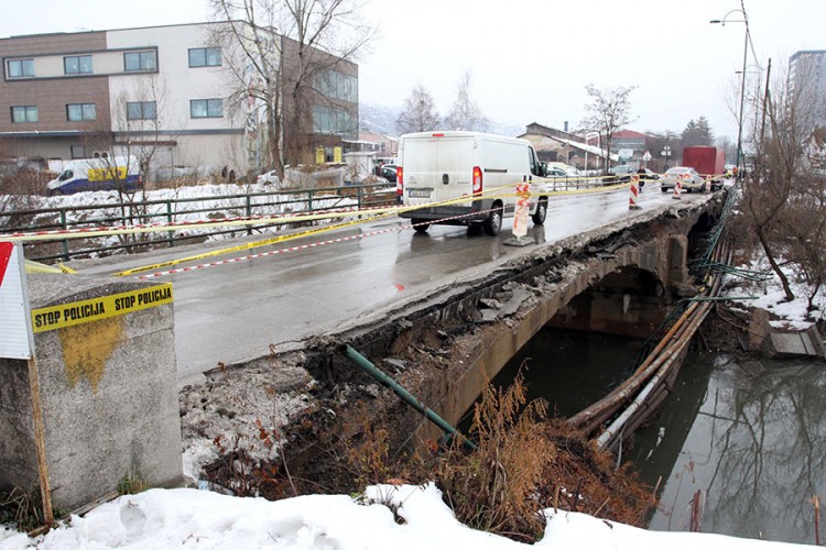 Nelegalne komunalne instalacije urušile most u naselju Halilovići