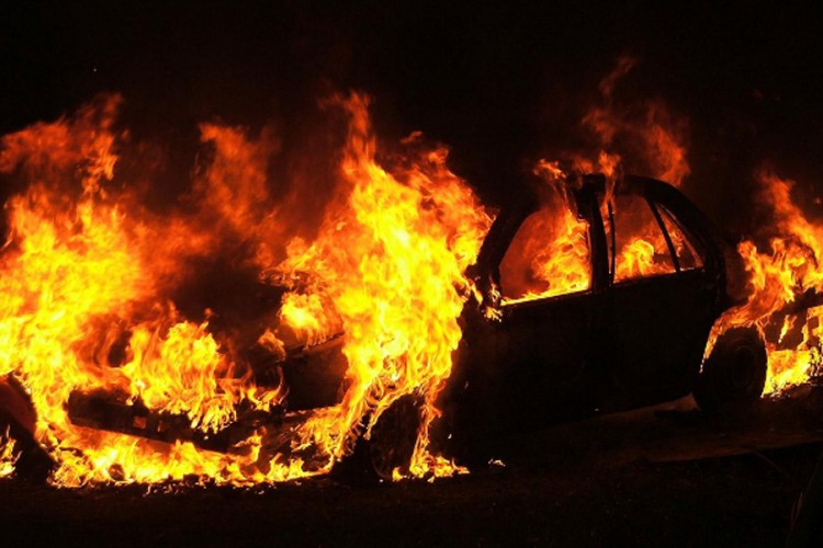 Automobil se zapalio nakon udesa, izgorjele dvije osobe