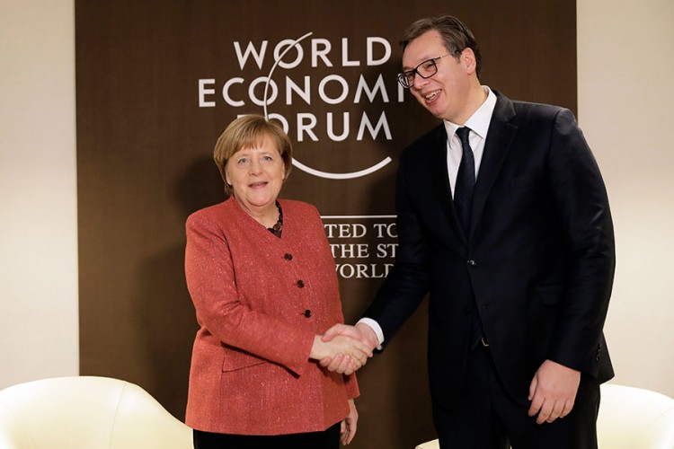 Vučić se sastao s Merkelovom u Davosu