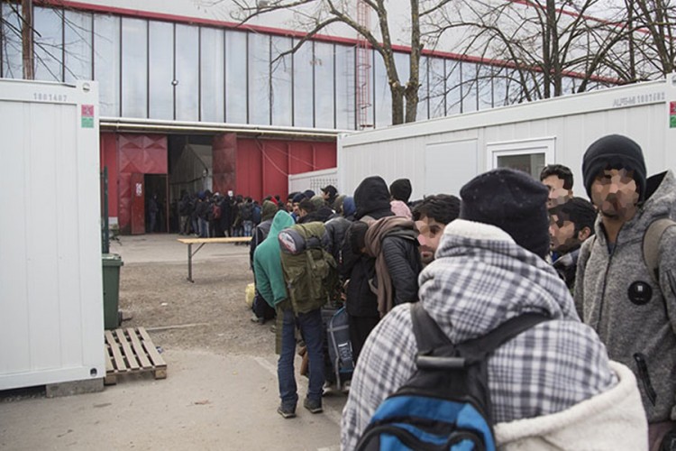 Oko 200 policajaca pretresa migrantski centar u Bihaću
