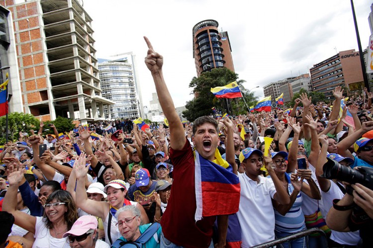 Venecuela u haosu: Dva predsjednika, incidenti, 12 mrtvih