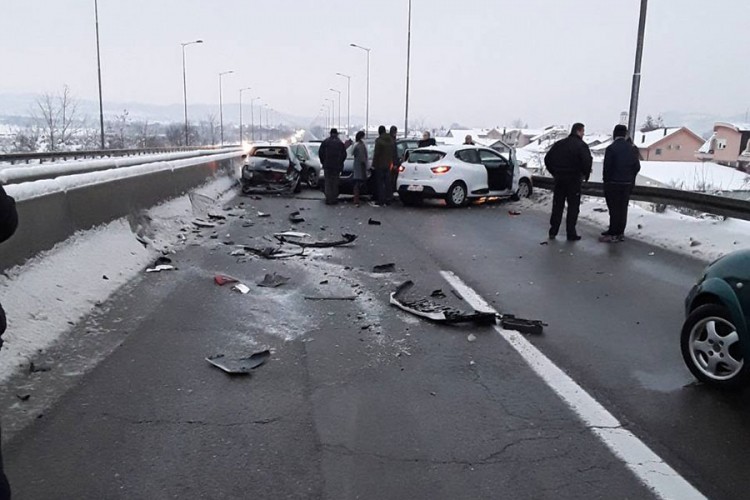 Obustavljen saobraćaj u Zalužanima, više povrijeđenih u tri nezgode