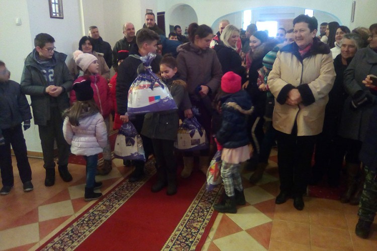 Djeca srpskih povratnika dobila paketiće