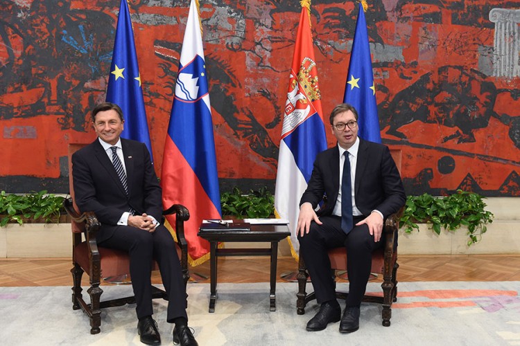 Vučić dočekao Pahora ispred Palate Srbija