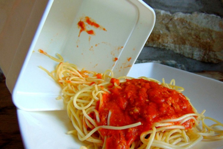 Student pojeo špagete stare pet dana i preminuo