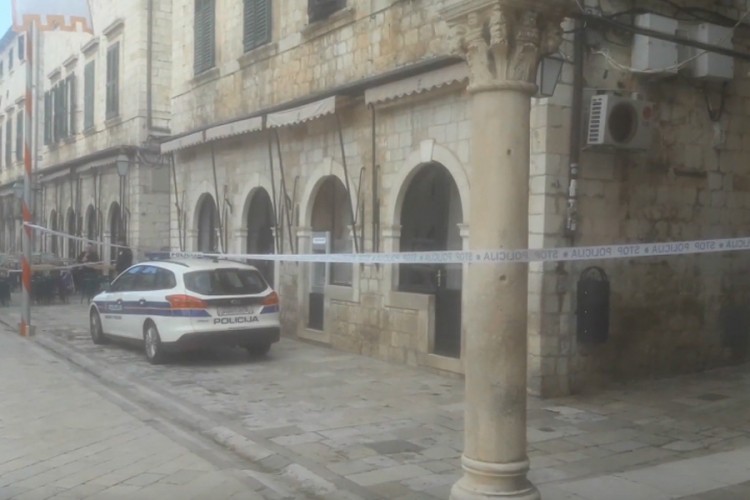 U stanu u Dubrovniku pronađene tri mrtve i jedna ranjena osoba