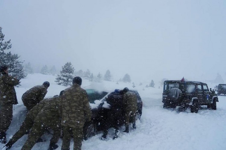 Vojnici EUFOR-a spasili porodicu s trudnicom zaglavljenu u snijegu