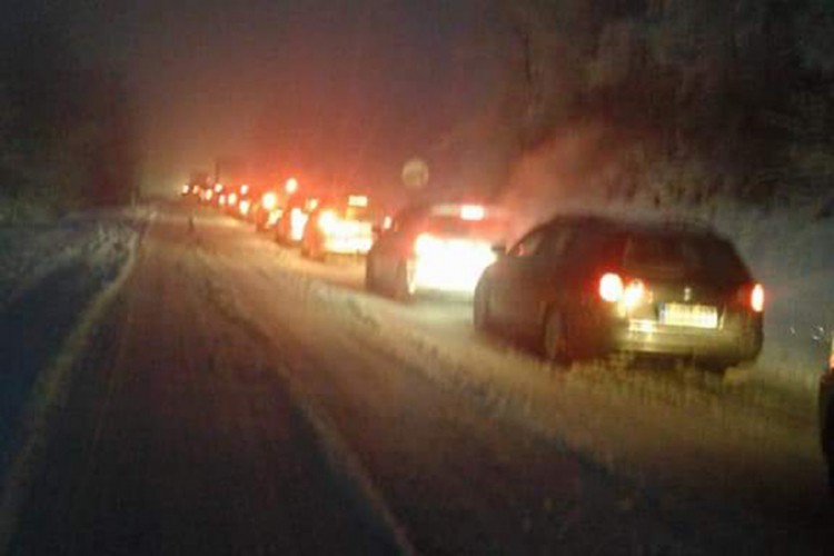 Snijeg izazvao saobraćajni kolaps na putu Banjaluka - Prijedor