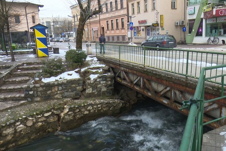 Klizište u centru Sanskog Mosta ugrozilo most preko Zdene