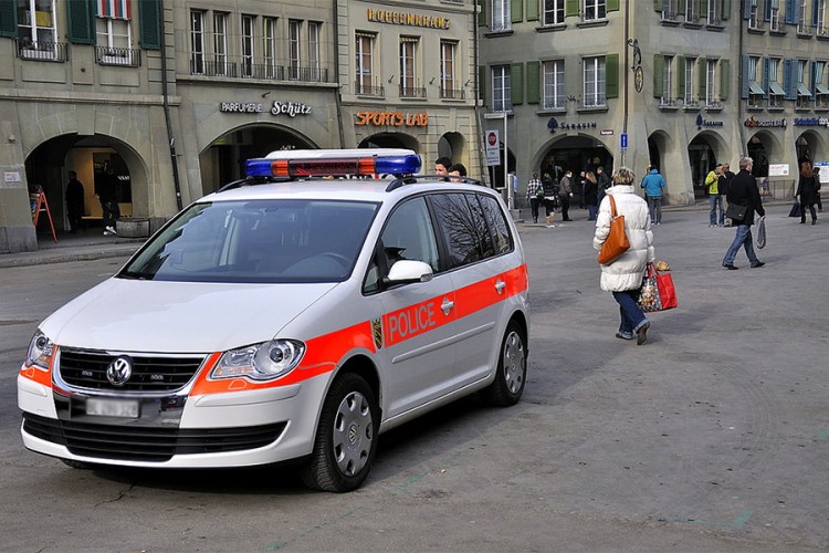 Policajac kažnjen sa 500 € zbog prebrze vožnje u potjeri za pljačkašima