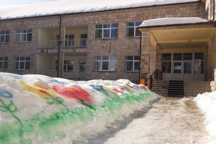 Gimnazijalci ukrasili snijeg u dvorištu škole