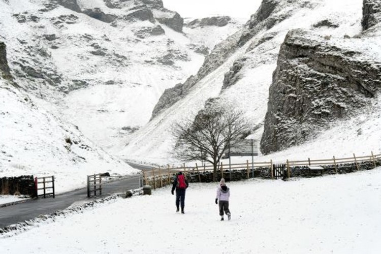 Britanci zbog snijega proveli noć u pabovima i školama