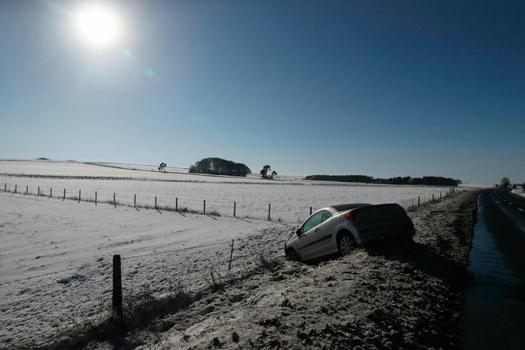 Vozači u Velikoj Britaniji nekoliko sati blokirani zbog snijega i leda