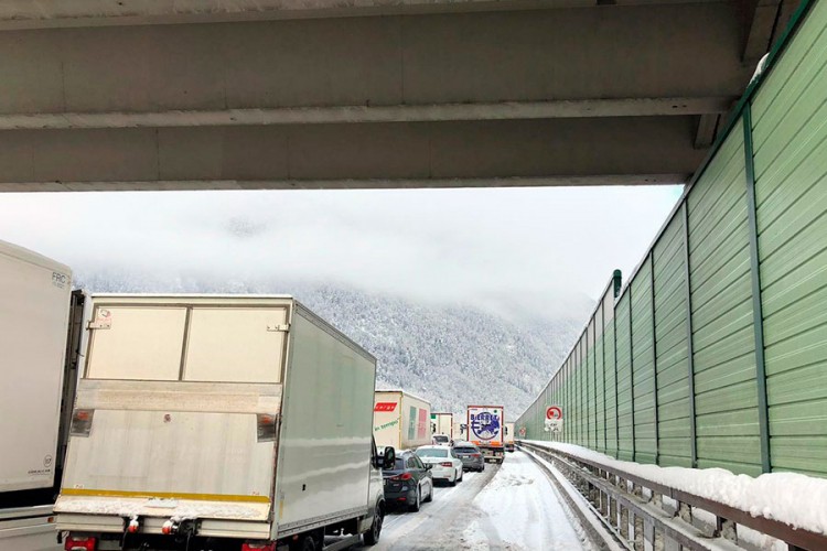 Snijeg u Italiji blokirao hiljade vozila, kolona duga 16 km